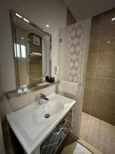 泰布克Sunrise Suites的一间带水槽和镜子的浴室