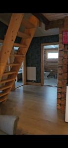 HammarstrandAmmeråns Fiskecamp的房屋内带木楼梯的空房间
