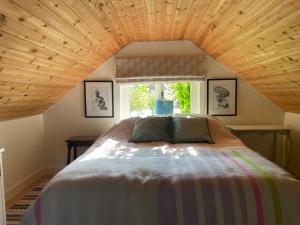 多切斯特Little Barn的一间卧室设有一张大床和窗户