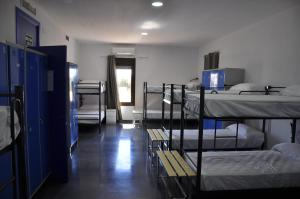 ChelesCruceros Alqueva的宿舍间内带几张双层床的客房