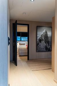 LyngværetLuksushytte med Jacuzzi, Summer&Winter Retreat的卧室配有一张床,享有山脉美景