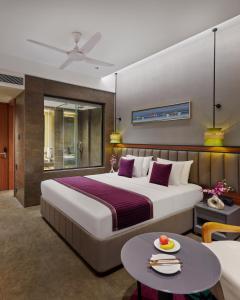 安君纳Moyrah By Greenpark的酒店客房设有一张大床和一张桌子。