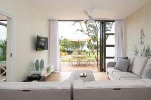 德班210 Breakers Resort Umhlanga Rocks的客厅配有沙发和桌子