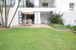 德班210 Breakers Resort Umhlanga Rocks的房屋前带草坪的天井