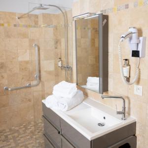 拉西约塔Hotel La Ciotat - A deux pas de l'eau的一间带水槽和淋浴的浴室