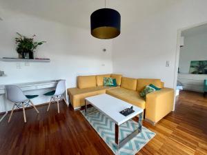 维也纳Cosy flat with huge Terrasse! Long or Shortterm的客厅配有沙发和桌子