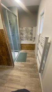 Saligny-sur-RoudonChambre chez Audrey的带淋浴的浴室和瓷砖地板。