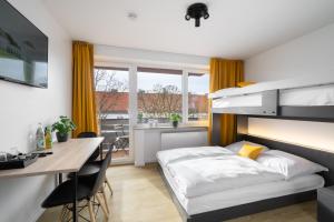 慕尼黑Homaris Apartments München Laim的一间卧室配有一张床、一张桌子和一张桌子