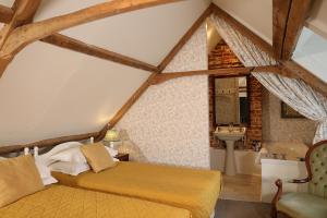 Swanton MorleyCarrick's at Castle Farm的阁楼上的卧室配有床和水槽