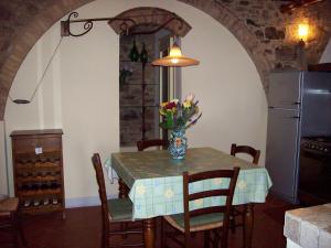 基亚恩尼Casa Amedeo的厨房配有一张桌子,上面放着花瓶