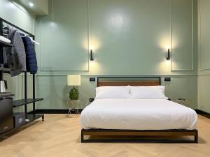 博洛尼亚Mondo7的卧室配有一张白色大床和电视。