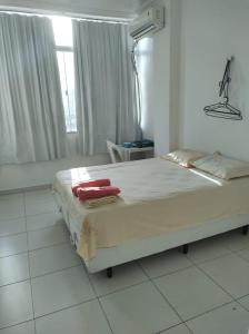 贝伦Apartamento Amplo/Ventilado em Bairro Nobre de Belém-Nazaré - Próximo a Basílica的一间卧室配有一张床,上面有两条毛巾
