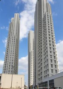 斯科普里Horizon Grey Apartment & Spa的两座高大的白色建筑