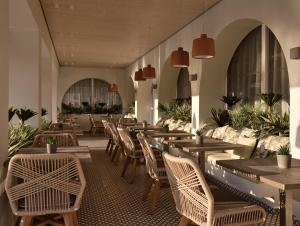 卡拉马孔Marelen Hotel Zakynthos的餐厅里一排桌椅