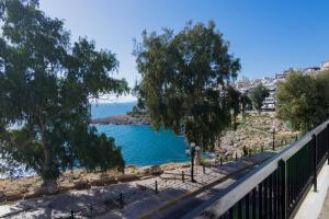 比雷埃夫斯Seafront Apartment in Piraeus的阳台享有水体美景。