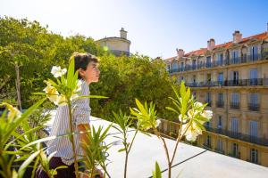 马赛The People - Marseille的站在花房顶上的女人