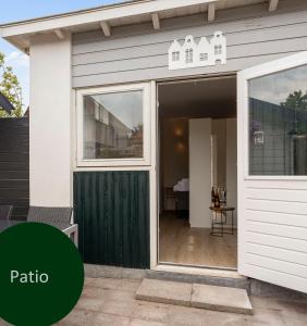 巴恩Studio Baarn with patio, airco, pantry, bedroom, bathroom, privacy - Amsterdam, Utrecht的房屋内带词性天井的滑动玻璃门