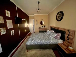 阿马多拉N3 Apartment的卧室配有一张床,墙上挂着一个钟