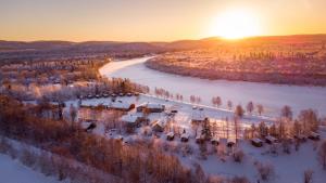 伊瓦洛Arctic River Resort的河旁雪地中度假胜地的空中景观