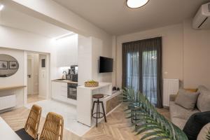 雅典Charming two bedrooms Apartment walk to Acropolis的客厅配有沙发和桌子