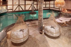 克莱恩 蒙塔纳Aïda Hôtel & Spa - "Adults Only" Relais & Châteaux的享有带藤制吊床的游泳池的上方景致
