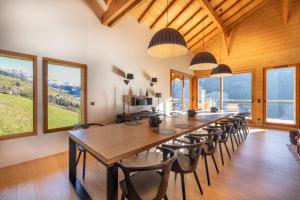 欧特吕斯Chalet Les Galetas du Mont Blanc的大型用餐室配有长桌和椅子