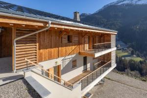 欧特吕斯Chalet Les Galetas du Mont Blanc的两座阳台的房子
