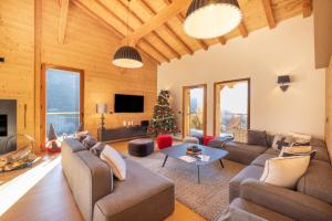 欧特吕斯Chalet Les Galetas du Mont Blanc的客厅里摆放着家具和圣诞树
