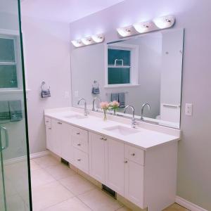 维多利亚Quiet Three Bedrooms House的白色的浴室设有水槽和镜子