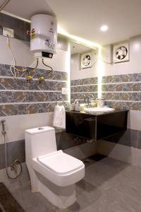 博瓦利Galaxy Stay Casa的一间带卫生间和水槽的浴室