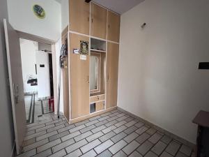 班加罗尔2BHK with parking & ample space的客房设有衣柜和瓷砖地板。