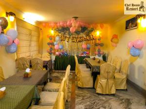 加德满都Chef House Resort的一间带桌椅和气球的用餐室