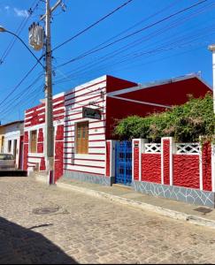 帕尔梅拉斯Pousada Caminhos da Chapada的街上的红色白色和蓝色建筑