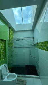 纳仲天Cozy Villa Tai的一间带玻璃淋浴和卫生间的浴室
