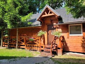 梅斯瓦科维采Domki drewniane pod Karpaczem 9 osobowy的小木屋设有门和围栏