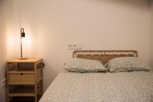 LlambillasMas Fidel Turisme的一间卧室配有带两个枕头的床和床头柜