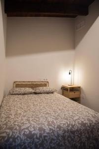 LlambillasMas Fidel Turisme的一间卧室配有一张床和一张带台灯的桌子