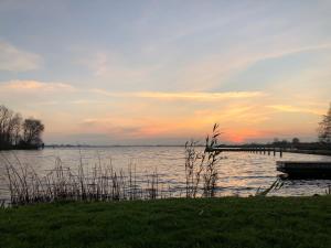 WarmondCamping De Hof van Eeden的享有湖景,设有日落码头