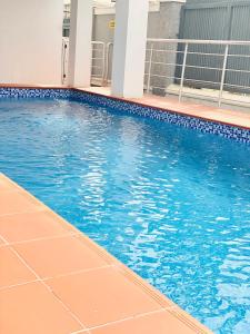 拉各斯VI/Ikoyi/Oniru Lagos Property的大楼内的一个蓝色海水游泳池