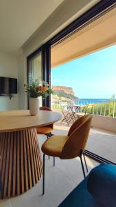 卡西斯L'Ipanema - Standing T2 + Balcon的一间设有桌子的海景用餐室