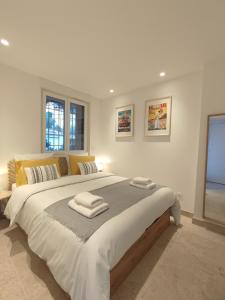 卡西斯L'Ipanema - Standing T2 + Balcon的一间卧室配有一张大床和毛巾