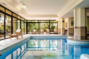 利莫内-苏尔加达Hotel Ilma Lake Garda Resort的游泳池,带泳池导览器