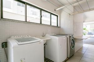 弗洛里亚诺波利斯考斯陶英格尔斯旅馆的洗衣房配有洗衣机和水槽