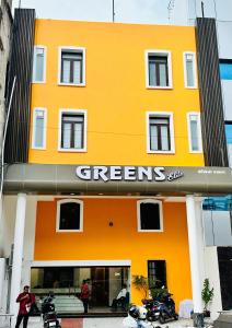 钦奈GREENS ELITE的一座橙色的建筑,上面有绿色的花纹
