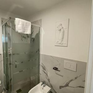 波代诺内MANTICA CATTANEO APPARTAMENT的带淋浴、卫生间和盥洗盆的浴室
