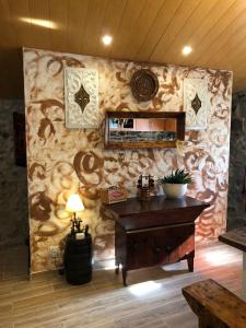 TaroucaCasas do Lobo的带木桌的石墙客房