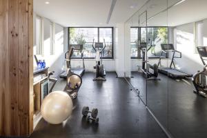巴塞罗那The Onsider - Luxury 3 Bedroom Apartment的健身房设有数台跑步机和椭圆机