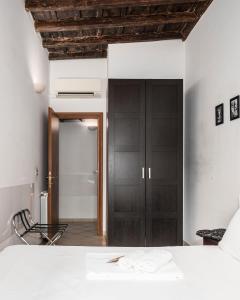 罗马Suites Campo de' Fiori - Zen Real Estate的一间卧室设有一张床和木制天花板