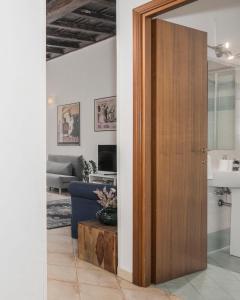 罗马Suites Campo de' Fiori - Zen Real Estate的通往带沙发的客厅的门