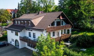 布劳恩拉格Chalet Bergzeit的一间白色的大房子,有棕色的屋顶